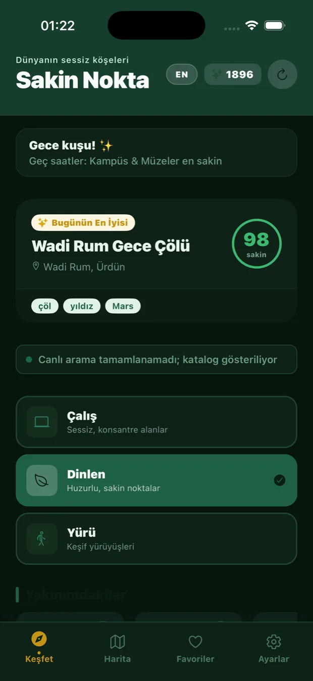 SakinNokta'nın Keşfet ekranı — günün öne çıkan sakin noktası ve sakinlik puanı halkası, saate göre öneri şeridi, canlı arama yerine katalog gösterildiğini bildiren durum satırı ve Çalış, Dinlen, Yürü ruh hali seçimi